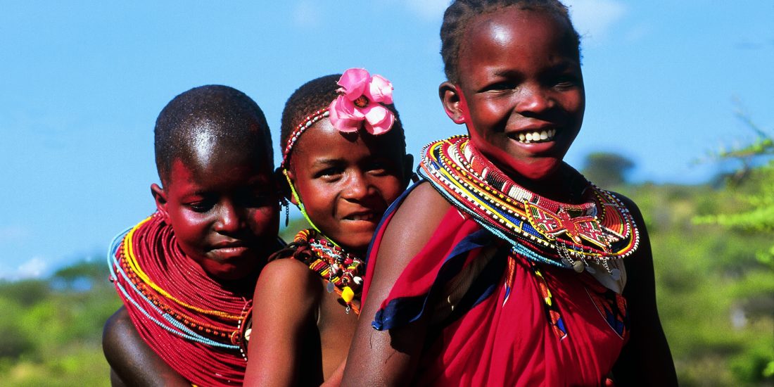 AFRICA. Fillettes Massaïes viajes a medida y viajes de novios