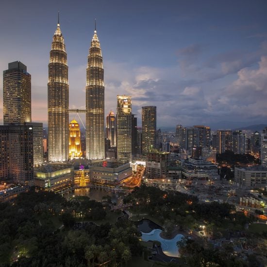 Kuala Lumpur skyline at night viajes a medida y viajes de novios