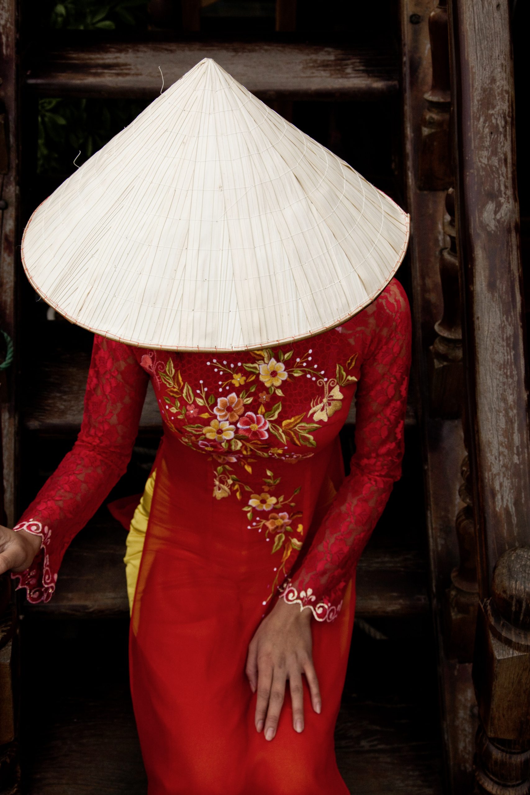 Halong Bay Woman in traditional dress 1 scaled viajes a medida y viajes de novios
